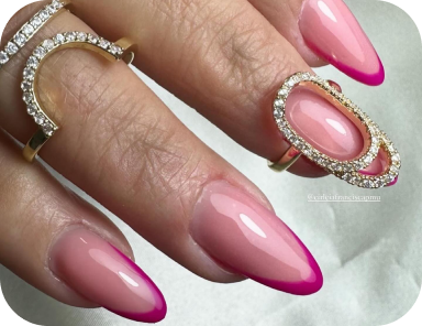 Unhas das mãos com estilismo francesinha com dois tons de rosa e jóias douradas com pedras zirconia